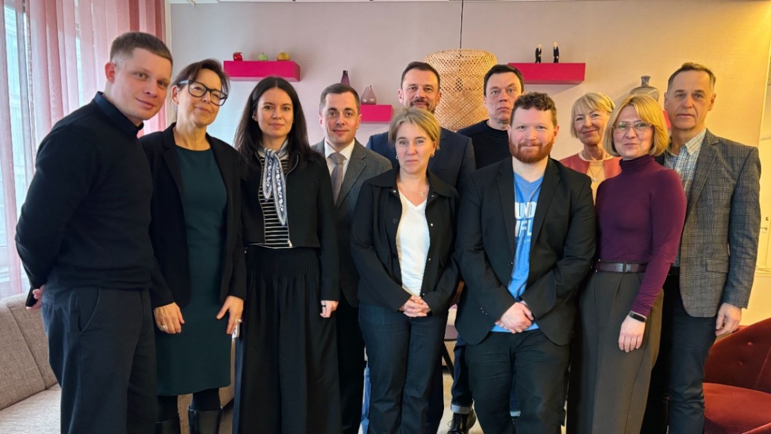 Ukrainskt besök på Folkbildningsrådets kontor. En grupp människor har ställt upp för bild.